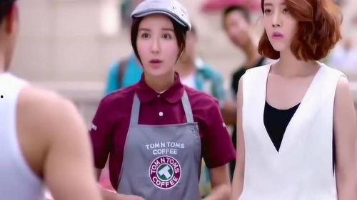 情侣街上吃瓜,情侣街上的甜蜜瓜语