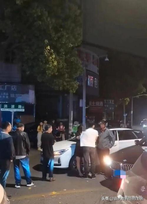 女子吃瓜撞柱子